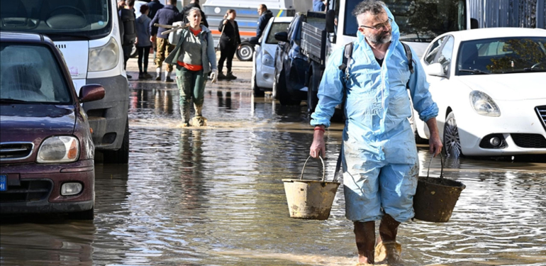 Aşırı yağışlar sele neden oldu ülkede durum fena! 3 kişi hayatını kaybetti