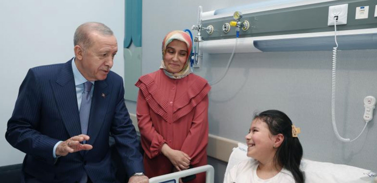 Cumhurbaşkanı Erdoğan’dan açılışı yapılan hastanede hasta ziyareti