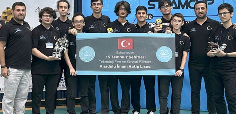 İmam hatip lisesi öğrencileri, Kanada’daki robot yarışmasında dünya şampiyonu oldu