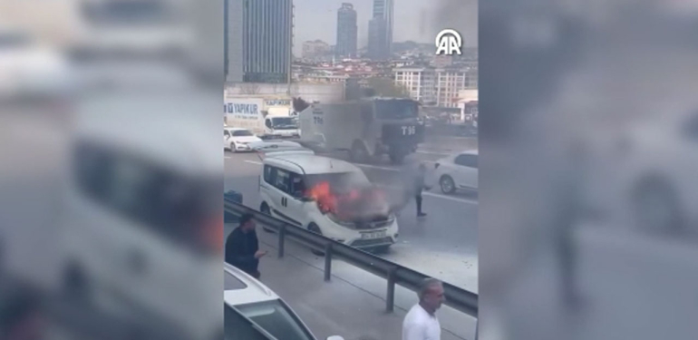 Kadıköy’de yanan araç TOMA ile söndürüldü