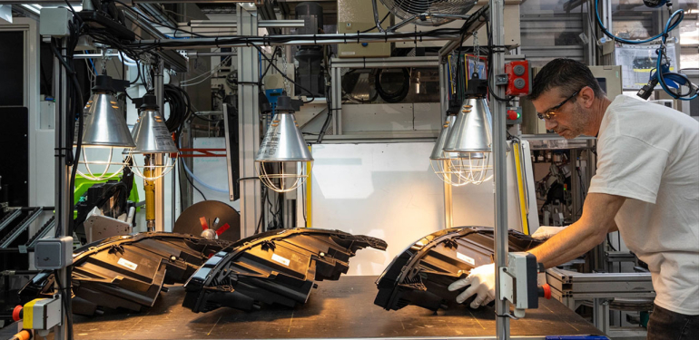 Stellantis ve Valeo Avrupa’nın yeniden üretilen ilk LED farını tanıttı