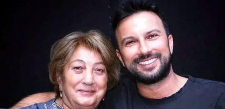 Tarkan mezarlığa ağlayarak götürdü! Annesi Neşe Tevetoğlu’nun cenaze aracına binince…